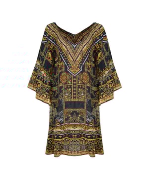 Inoa Valletta Collection 1825 Vestido gitano de seda negro de manga larga. Muestra tu estilo con el vestido negro de Inoa. Su favorecedor estampado lo convierte en una pieza atemporal para tu armario. Confeccionado con tela lujosa, harás una declaración con cada uso. ¡Haz una declaración con estilo!. 100% Seda, Diseño Multicolor. Vestido gitano de manga larga. Este artículo es adecuado para las tallas UK 8 - UK 14. Estilo del producto: Colección Valletta 1825