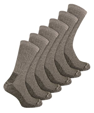 Geniet van het buitenleven in warmte, comfort en duurzaamheid met onze eigen wollen wandelsokken voor heren. Ga voor outdoorsokken die lang meegaan! Wordt geleverd in 6 paar per verpakking, waardoor ze veel waar voor hun geld bieden. Ten eerste kunnen prikkelbare voeten elke wandelervaring verpesten, of je nu blaren of koude voeten hebt, maar met deze wolrijke wandelsokken zul je zoiets niet ervaren. Deze sokken hebben een wolgehalte van 60% om je voeten de hele dag warm te houden, zeker ideaal voor winterse omstandigheden. Deze sokken hebben een verstevigde hiel en teen en ook een badstof voering die je voeten extra beschermt als je stap op ruw terrein. Een fijne teennaad draagt ​​ook bij aan het superieure comfort dat deze sokken de hele dag door aan je voeten bieden. Er zijn ook antimicrobiële technologieën in de sok verwerkt die zweetvoeten voorkomen, waardoor de kans op het ontstaan ​​van blaren en geurveroorzakende bacteriën wordt verkleind op je voeten. Als je van het buitenleven houdt en wandelen je favoriete bezigheid is, dan zijn deze sokken een must! Deze wollen wandelsokken voor heren zijn er in één maat: 39-45 EU, met 4 geweldige kleuren om uit te kiezen : Blauw, Bruin, Groen en Zwart. Ze zijn gemaakt van 60% wol, 38% polyamide, 2% elastaan ​​en zijn volledig machinewasbaar.