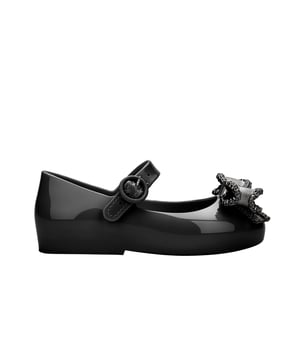 Dress your baby girl to the nines with the Mini Melissa Sweet Love IV! The maxi bow on the vamp adds a romantic twist and a delicate touch to the ballerina. Only the top of the foot is left exposed, and an extra strap with a buckle ensures a snug fit and extreme stability for your mini. The insole is notably comfortable and the color palette is to die for!