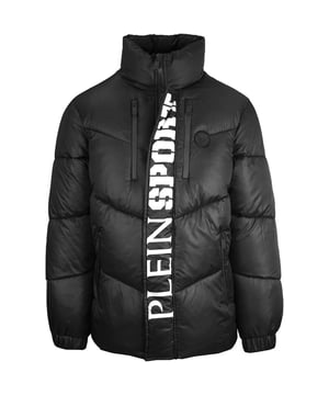 !Experimenta versatilidad y estilo con la chaqueta negra acolchada Plein Sport! Esta chaqueta presenta un dise�o solido. Mantente comodo y elegante con el logotipo llamativo y los detalles acolchados. Perfecto para cualquier persona a la moda. Bolsillos con cierre de cremallera, relleno y material: 100% poliester Chaqueta negra Chaqueta acolchada, cierre de cremallera Estilo: MRB2242 PS05 99