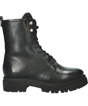 Der UL85 Stiefel von Blackstone Footwear ist perfekt für einen harten und kantigen Stil. Dieser Stiefel hat durch die robuste Profilsohle und die Metalldetails einen harten Charakter. Dank des Reißverschlusses an der Innenseite lässt sich der Boot leicht anziehen und das glatte Leder verleiht ihm einen luxuriösen Look. Dieser robuste Stiefel ist leicht mit Jeans zu kombinieren, kann aber auch unter einem Rock oder Kleid getragen werden!