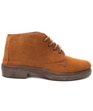 In Zusammenarbeit mit der traditionellen Marke Huron bietet dieser Unisex-Stiefel Isolation und Komfort für Füße und Zehen. Vollständig atmungsaktiv. Das weiße Lonet-Futter verhindert Fußschwitzen. Braune Gummisohle. Die Schnürsenkel sorgen für Widerstand und garantieren einen sicheren Sitz. Lackierte Eisenösen in bester Qualität. Große Rutschfestigkeit, selbst auf schlammigen Oberflächen. Hergestellt aus 100 % natürlichem Sägewerk. Doppelte Nahtverstärkung. Vorder- und hintere Stützen. Die Sohle wurde im Herstellungsprozess mit der vulkanisierten Methode verbunden, die eine „verschmolzene“ Verbindung zwischen Sohle und Rist bietet. Die nächste schwarze Linie zur Sohle kennzeichnet den vulkanisierten Prozess, ist kein Fehler. Es handelt sich um ein sehr empfohlenes Modell für hohe Haltbarkeit und Leichtigkeit. Hergestellt in Spanien.