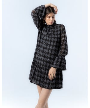 El vestido con volante Catalina en azul te hará sentir la frescura del invierno. Con su diseño elegante y detalles de volantes, esta prenda añade un toque de sofisticación y movimiento a tu look. Perfecto para cualquier ocasión, realza tu silueta con su lazada en la cintura.
 
 
 
 Vestido corto con cuello redondo. 
 
 Manga larga con puño elastico y volante a la altura del codo. 
 
 Cierre en espalda con cremallera. 
 
 Tejido estampado geométrico con detalles de foil dorado.