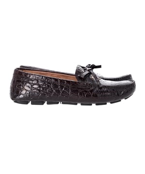 VINTAGE, RRP WIE NEU  
Tauchen Sie ein in die Eleganz mit den Prada Bow Loafers aus braunem, krokodilgeprägtem Leder. Diese Slipper sind eine raffinierte und zeitlose Wahl, die mit einer luxuriösen, krokodilgeprägten Textur und einem femininem Schleifchen-Detail versehen sind. Der reiche Braunton verleiht Wärme und Vielseitigkeit, perfekt um vom Tag in die Nacht zu wechseln.  
*mit Box  

Prada Bow Loafers aus braunem krokodilgeprägtem Leder  
Material: Leder  
Farbe: Braun  
Größe: EU37.5  
Zustand: Sehr gut  
Abnutzungserscheinungen: Mäßiger Gebrauch überall  
SKU: 365502