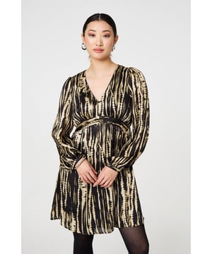 All body types look great in an empire waist dress. This one has a short length hem with long puff sleeves and a v-neck. The relaxed fit means you'll look effortlessly put-together at your next dinner, party or event.