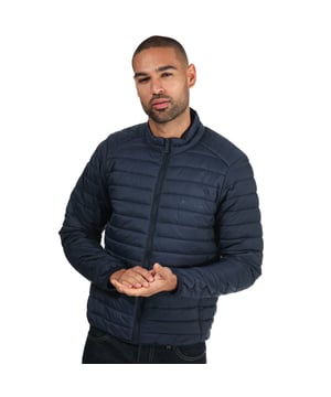 Ben Sherman lichtgewicht gewatteerd jack met trechterhals voor heren, marineblauw.<br /><br />- Trechterhals.<br />- Volledige ritssluiting.<br />- Twee zakken met rits.<br />- Gewatteerd.<br />- Lichtgewicht, prettig zittend.<br />- Gewone manchetten.<br />- Single-breasted.<br />Klassieke pasvorm.<br />- Buitenkant: 100% nylon. Voering: 100% nylon. Voering mouwen: 100% nylon. Wattering: 100% polyester. Geschikt voor de wasmachine. <br />- Ref: 0067473036