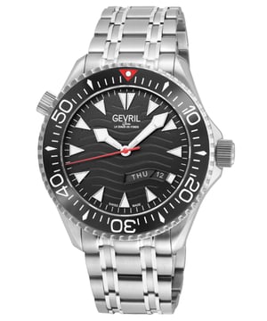 El reloj automático Gevril 48832B Men's Hudson Yards es una obra maestra que combina diseño y funcionalidad. Parte de la Colección Divers, se inspira en el vibrante lado oeste de Manhattan. Con siete estilos distintos, se adapta tanto a la exploración submarina como a la alta cocina. Las esferas del reloj vienen en negro clásico, verde vibrante o azul de buceador, complementadas con acero inoxidable dorado o plateado. Alimentado por los movimientos automáticos suizos Sellita, cuenta con una resistencia al agua de hasta 300 metros y una válvula de liberación de helio.

La pulsera, que se asemeja a una vía de tren bien trazada, es duradera y elegante. Los marcadores luminosos y un bisel giratorio de cerámica añaden estilo. Este reloj trasciende desde las profundidades oceánicas hasta alturas de estrellas Michelin, epitomizando la opulencia y la funcionalidad. Las características clave incluyen una caja de acero inoxidable de 43 mm, bisel de carburo negro, función de fecha/día, fondo de caja exhibición y una pulsera de extensión de buceo de IPYG en dos tonos. Con cristal de zafiro antirreflejos, es resistente al agua hasta 300 metros, impulsado por el movimiento automático suizo Sellita SW220-1.