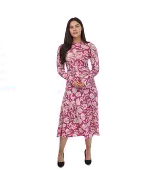 Ted Baker Alora Skimming Midi Dress voor dames in felroze.- Hoge hals en lange mouwen.- Contrasterende allover bladprint.- Ted Baker signature branding.- Zachte en rekbare viscosemix stof.- 94% viscose 6% elastan. Machinewasbaar.- Ref: 265859BRTPINK