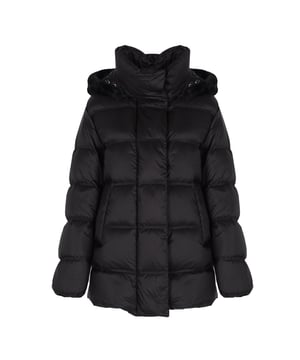 Esta chaqueta corta con capucha desmontable es la elección perfecta para la temporada de transición, combinando estilo y funcionalidad en uno.

La estructura acolchada no solo añade elegancia, sino que también proporciona una capa adicional de aislamiento, que protege del frío, dándole a la chaqueta un aspecto moderno.

La capucha acabada en piel sintética no es solo un detalle de moda, sino también un práctico complemento que ofrece calor y protección contra el viento, y la piel sintética puede desmontarse fácilmente, adaptando la chaqueta a las condiciones meteorológicas actuales.

En los laterales, un cierre de cremallera permite ajustar el ajuste, lo cual es extremadamente útil durante actividades intensas, asegurando libertad de movimiento y comodidad al llevarla.

Con dos bolsillos con cierre a presión, puedes guardar de manera segura tus pequeños objetos, como llaves o teléfono, teniéndolos siempre a mano y protegidos contra caídas accidentales.

Cerrada con cremallera y adicionalmente con botones a presión, la chaqueta garantiza una doble protección contra el frío y el viento, lo que la hace una opción ideal para las condiciones climáticas variables.

Hecha de un tejido de alta calidad, transpirable e impermeable, esta chaqueta proporciona comodidad durante todo el día, protegiendo contra la lluvia y la humedad, mientras permite que la piel respire.
