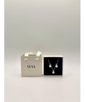 Large Pearl Diamante Necklace and Earrings Set. Offering a timeless blend of sophistication and sparkle. Set in a silver-tone finish, each earring features a lustrous pearl accented with shimmering diamante detailing, making them perfect for both special occasions and adding a touch of glam to everyday wear. A stylish choice for yourself or as a thoughtful gift.

Colour: Silver
Diamante detail
Pearl detail
Gift box
Stud backing
Stainless steel
SKU: JE401321
9mm pearl