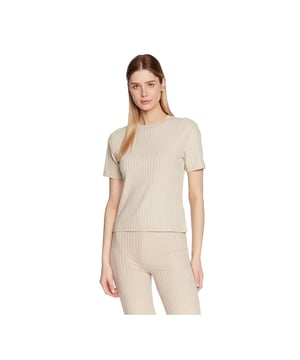 T-Shirt Calvin Klein Ribbed Femme Beige Synthetik. Authentisches Kleidungsstück der Marke Calvin Klein - Streetwear/Sportwear-Design von Calvin Klein - Calvin Klein für Frauen, modisch und perfekt für den Alltag - Das beige T-Shirt von Calvin Klein passt perfekt zu Ihrer Garderobe - bequeme synthetische Materialien - klassisch - gerippt -