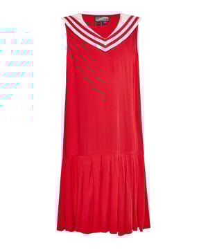Für kleine Fashionistas entworfen, versprüht dieses ärmellose Kleid mit V-Ausschnitt durch kontrastierende Paspeln und zahlreiche Streifen einen maritimen Charme. Dieses knielange, ausgestellte Kinderkleid ist perfekt für den Sommer. Dieses Produkt ist Teil der Kids-Kollektion.  Kleid