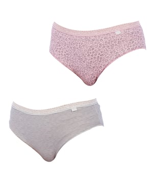 Pack de braguitas brislip para mujer confeccionadas en suave algodón, ideales para proporcionar comodidad y transpirabilidad durante todo el día.

Detalles:

- Corte clásico de brislip que asegura una cobertura cómoda y favorecedora.
- Acabado con blonda elástica en la cintura para un ajuste femenino y delicado.
- Confección en algodón suave que garantiza frescura y confort.
- Disponibles en una variedad de estampados que aportan estilo y versatilidad.

Estas braguitas son la elección perfecta para quienes buscan una prenda íntima cómoda, práctica y con un toque femenino.
 Composición: 95% Algodón, 5% Elastano
 Cuidados:
- Lavar a mano o en ciclo delicado.
- Utilizar detergente suave.
- No usar lejía.
- Secar al aire.
- No planchar.