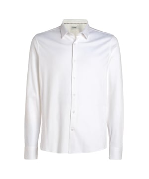Camisa para hombre de la marca Calvin Klein. Confeccionadas en algodón 100% orgánico, las camisas de Calvin Klein tienen un corte entallado. El suave algodón proporciona una gran comodidad.  Marca: Calvin KleinNombre del modelo: Smooth Cotton Slim ShirtCategoría: camisa de hombreMateriales: algodón orgánicoColor: blanco.