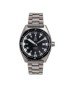 316L roestvrijstalen behuizing van chirurgische kwaliteit; Japans Seiko NH35 automatisch uurwerk; Saffiergecoat mineraal kristal; Logo-gegraveerde roestvrijstalen achterkant van de behuizing; Uni-directionele bezel; Geschroefde kroon; 316L chirurgisch hoogwaardige roestvrijstalen armband; Solide met logo gegraveerde roestvrijstalen sluiting; Lichtgevende wijzers; Lichtgevende markeringen; Datum aanduiding; 42 mm doorsnee; 20ATM waterbestendigheid (goedgekeurd voor professioneel diepduiken);