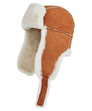 Manténgase cómodo y con estilo con este gorro de aviador de piel de oveja B-55 de la RAF para hombre. Fabricado con piel de oveja auténtica con un suave forro de piel de oveja, ofrece una excelente calidez y comodidad en climas fríos. Diseñado con orejeras y una correa de barbilla segura, este gorro es perfecto para aventuras al aire libre o para uso diario en invierno. Su clásico acabado de cuero negro le aporta un aspecto atemporal y resistente. Características principales: Piel de oveja auténtica con forro de piel de oveja suave Estilo clásico de aviador con acabado negro Orejeras para mayor calidez y protección Correa de barbilla ajustable para un ajuste seguro Ideal para actividades al aire libre en climas fríos y uso diario