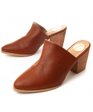 Dames pumps. Comfortabele pasvorm. Gepolsterde binnenzool. Antislipzool. Versterkte stiksels. Gemaakt door andere merken voor ons merk. Geschatte afmetingen: 7 cm hak.