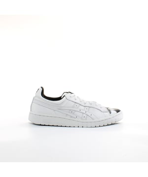 Para celebrar el 90 aniversario de Mickey, la marca ASICS Tiger ha colaborado con Disney en un paquete exclusivo de Gel-PTG. Las zapatillas de zapatillas Gel-PTG se basan en las icónicas zapatillas de baloncesto de los años 80, famosa como una de las zapatillas de baloncesto más populares de Japón jamás diseñadas. Una ejecución de cuero con un vampiro perforado lo convierte en una opción transpirable para el uso de todo el día, mientras que una sola de goma proporciona puntos de agarre y pivote muy necesarios en la sola sola permiten movimientos rápidos. El diseño clásico de rayas ASICS y los cordones tonales lo rodean con un borde elegante, mientras que los revestimientos externos y de calcetines impresos de Mickey honran a este querido personaje.
Esta iteración de Disney presenta una locura de avión en la parte superior
suela de goma vulcanizada
Puntos de pivote en la suela
Diseño superior de corte de derby elegante