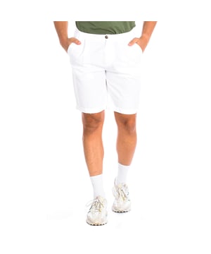 Bermuda La Martina.  
Color Blanco
Son perfectos para combinar con una camiseta o un polo para un look casual y trendy.
Cierre principal de botón y cremallera.
Dos bolsillos abiertos en los laterales. 
Dos bolsillos abiertos con solapa en la parte trasera.
Cintura con trabillas para cinturón.
Bajos con dobladillo.
Costuras vistas a tono.

Composición:  52% Lino, 46% Algodón, 2% Elastano.

- Lavar máximo a 40ºC.
- Planchar a media temperatura, máx. 120ºC.
- Secar a temperatura baja en horizontal.
- No admite lejía.