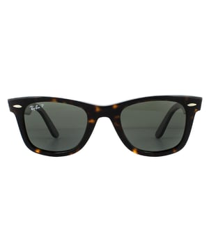 Las gafas de sol Ray-Ban Wayfarer 2140 Tortoise Green G-15 polarizadas medianas de 50 mm son uno de los estilos de gafas de sol más conocidos y vendidos en todo el mundo, y son muy populares entre famosos, músicos y artistas. Su distintivo diseño angular y su montura gruesa son toda una declaración de estilo, y Ray-Ban utiliza constantemente colores y diseños vibrantes para actualizar este estilo clásico y popular. La ligera montura de acetato es cómoda y el logotipo de Ray-Ban aparece junto a las patillas aladas esculpidas en la esquina de la lente.