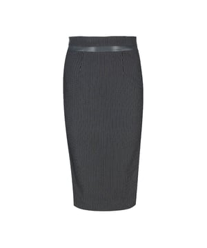 Dieser schwarze Bleistiftrock mit hoher Taille ist aus gestreiftem Punto di Roma Stoff gefertigt. Er hat ein Kunstlederband an der Taille. Er hat einen verdeckten Reißverschluss auf der Rückseite und einen kleinen Schlitz auf der Rückseite. Er ist mit Stretch-Polyester gefüttert. Der Rock hat eine Midi-Länge und eine taillierte Silhouette.