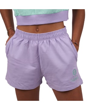 De #SuperbTotalLook waarmee je je op elk moment en in elke situatie jezelf kunt voelen. Een total look in pastelkleuren waarmee je je gelukkig kunt voelen en kunt genieten, zonder aan iets anders te denken, van de essentie van een felbegeerde zomer. Be Happy is de nieuwe Superb collectie voor elke dag, voor alle momenten. Be Happy is jezelf zijn, je vrij voelen.

 Kenmerken:

 Korte shorts met steekzakken
 Biezen in verschillende kleuren
 Schitterend geborduurd logo, voor een contrast van pastelkleuren
 Rubber in de taille
 Gemaakt en ontworpen in Barcelona door het Superb team
 Ons model Valeria is 1.69m lang en draagt maat S.

 Samenstelling:
 96% katoen
 4% elastaan
 Samenstelling: 96% katoen
 4% elastaan
 Onderhoud:
Wassen op maximum temperatuur 30º.
 Strijken op lage temperatuur.
 Je kunt een droger gebruiken.
 Geen bleekmiddel gebruiken.