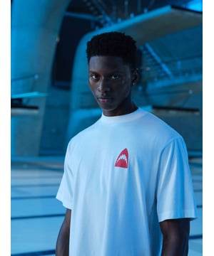 Turn heads in our LET'S SWIM print t-shirt. Featuring our iconic shark head logo on the front and back with brand manifesto printed underneath. Perfect for sharing with your fellow shark obsessed partner.