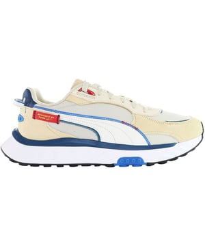 Las zapatillas de deporte Puma Wild Rider Displaced Beige para hombre son una opción elegante y versátil para las personas que aprecian las zapatillas de moda que también proporcionan comodidad y rendimiento. Puma es conocida por sus diseños innovadores, y la serie Wild Rider ofrece una mezcla única de estilo y funcionalidad. Estas son las principales características de estas zapatillas beige:

 Diseño único:  Las zapatillas Wild Rider Displaced se caracterizan por su diseño distintivo y llamativo. Suelen incorporar atrevidos contrastes de color y detalles únicos que las diferencian de las zapatillas tradicionales.

 Colorway beige:  Estas zapatillas vienen en un colorway beige de moda, ofreciendo una opción neutra y versátil que puede complementar una amplia gama de atuendos.

 Marca Puma:  El logotipo icónico de Puma y la marca se incorporan típicamente en el diseño, incluyendo logotipos en los lados, la lengua y el talón de los entrenadores, lo que indica su autenticidad y calidad.

 Cierre de cordones: Estas zapatillas están equipadas con un sistema de cierre de cordones, que permite un ajuste seguro y personalizable que garantiza la estabilidad durante diversas actividades.

 Plantilla cómoda:  Muchas zapatillas Puma incluyen una cómoda plantilla que proporciona amortiguación y apoyo, mejorando la comodidad general durante el uso.

 Construcción ligera:  Puma suele utilizar materiales ligeros en sus diseños, lo que permite agilidad y comodidad, haciendo que estas zapatillas sean adecuadas para largos periodos de uso.

 Estilo versátil:  El diseño único de estas zapatillas permite que funcionen bien con una variedad de estilos de moda, desde athleisure hasta streetwear.
