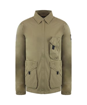 Chaqueta para hombre Weekend Offender Hamburg: una prenda exterior contemporánea y funcional diseñada para mantenerte elegante y cómodo en diversas condiciones meteorológicas. Conocida por su estética inspirada en el streetwear, Weekend Offender presenta la chaqueta Hamburg, que combina moda urbana con características prácticas.

Características principales:

 Diseño moderno:  La chaqueta Hamburg probablemente presenta un diseño moderno y de inspiración urbana, que refleja la influencia streetwear de Weekend Offender. Busca detalles únicos, estampados o adornos que contribuyan a su estilo distintivo.

 Material resistente a la intemperie:  Fabricada con material resistente a la intemperie, la chaqueta ofrece protección contra los elementos. Puede ser impermeable o resistente al agua, lo que la hace adecuada para diversas actividades al aire libre.

 Bolsillos prácticos:  Es probable que la chaqueta incluya bolsillos prácticos, como bolsillos con cremallera o con botones a presión. Estos bolsillos ofrecen un almacenamiento práctico para pequeños objetos esenciales y añaden un aspecto utilitario al diseño.

 Ideal para ropa informal:  La ropa de Weekend Offender suele estar orientada a la ropa informal. La chaqueta Hamburg es adecuada para diversos entornos informales, desde salidas urbanas hasta aventuras al aire libre.