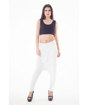 Llenos de promesas orientales, estos pantalones harem suntuosamente holgados son imprescindibles en tu arsenal de la nueva temporada. La sencilla silueta relajada es deliciosamente vaporosa y está diseñada con un distintivo pliegue delantero. Cintura elástica ancha. Trabillas y lazos. La modelo mide 176 cm y lleva la talla S/36.
