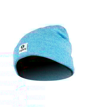 Gorro de punto Superb
Logo bordado en parte delantera.
 Composición: 100% Acrílico
 Cuidados:
- Lavar a máx. 40ºC.
- No usar lejía.
- Planchar a temperatura baja.
- No lavar en seco.
- No usar secadora.