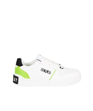 Atadas con cordones, estos zapatos proporcionan un ajuste excelente y soporte, lo que los hace ideales para largas caminatas y uso diario.

La punta redonda añade un look clásico y elegante que se adapta tanto a estilos casuales como más formales.

En la lengüeta y a los lados, el nombre de la marca se destaca de manera sutil, enfatizando el prestigio y la calidad que representa este producto, añadiéndole un carácter único.

La suela con logo no solo ofrece un aspecto elegante, sino también un agarre adicional y estabilidad en diversas superficies.

Hechos de cuero ecológico de alta calidad, estos zapatos no solo ofrecen confort excepcional, sino también durabilidad que permitirá disfrutarlos durante muchas temporadas.

Empacados en una caja de la marca, son una excelente opción para un regalo que sin duda encantará a cualquier amante del calzado elegante.