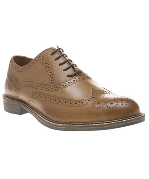 Mejora tu atuendo de oficina con los zapatos Red Tape Cardew para hombre. La parte superior de cuero liso color canela está rematada con los tradicionales detalles brogue y se completa con una plantilla acolchada para mayor comodidad.