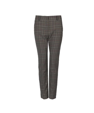 Perfectamente diseñado para acentuar la figura, este ajuste ceñido hace que los pantalones no solo sean elegantes, sino también extremadamente cómodos, lo que te permitirá sentirte seguro en cualquier situación.

El práctico cierre con cremallera y broche garantiza comodidad al vestir y un aspecto elegante, lo que hace de estos pantalones una excelente elección tanto para el día a día como para ocasiones especiales.

Las piernas ligeramente estrechadas hacia abajo añaden un carácter moderno y hacen que los pantalones se combinen perfectamente con una variedad de calzados, desde elegantes tacones hasta zapatillas informales.

La cintura alta no solo acentúa la cintura, sino que también proporciona comodidad y apoyo adicionales, lo que hace que los pantalones se ajusten bien durante todo el día.

Los prácticos bolsillos laterales no solo son un añadido elegante, sino también una solución funcional que permite guardar objetos pequeños, como llaves o teléfono.

Un sutil detalle de la marca en la cadera izquierda añade elegancia y demuestra la alta calidad del producto, destacando su carácter único.

Adornados con hilo metálico, los pantalones obtienen un brillo especial y una apariencia de moda que atrae la mirada y añade originalidad al atuendo.

Confeccionados con tela de alta calidad, los pantalones son duraderos, cómodos y agradables al tacto, lo que los convertirá en un elemento esencial de tu guardarropa.