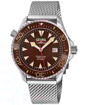El reloj automático Gevril 48832B para hombres Hudson Yards es una obra maestra que combina diseño y funcionalidad. Parte de la Colección Divers, se inspira en el vibrante lado oeste de Manhattan. Con siete estilos distintivos, se adapta tanto a la exploración subacuática como a la alta cocina. Las esferas del reloj están disponibles en negro clásico, verde vibrante o azul de buceador, combinadas con acero inoxidable dorado o plateado. Alimentado por los movimientos automáticos suizos Sellita, cuenta con una resistencia al agua de hasta 300 metros y una válvula de liberación de helio.

La pulsera, que recuerda a una vía de tren bien trazada, es duradera y elegante. Los marcadores luminosos y un bisel giratorio de cerámica añaden un toque distintivo. Este reloj trasciende desde las profundidades oceánicas hasta las alturas de estrellas Michelin, epitomizando la opulencia y la funcionalidad. Las características clave incluyen una caja de acero inoxidable de 43 mm, un bisel de carburo negro, función de fecha/día, fondo de caja de exhibición y una pulsera de extensión de buceo en dos tonos IPYG. Con cristal de zafiro anti-reflectante, es resistente al agua hasta 300 metros, impulsado por el movimiento automático suizo Sellita SW220-1.