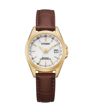 Diese Citizen  Analog Uhr für  Damen ist das perfekte Accessoire zum tragen oder verschenken. Ihr Rosagold 28 mm Rund Gehäuse kombiniert mit dem bequemen Braun Armband aus  Leder garantiert, dass Sie diese atemberaubende Uhr kompromisslos genießen werden. Angetrieben von einem hochwertigen Eco-Drive Uhrwerk und wasserdicht bis 10 bars, läuft Ihre Uhr stets weiter. Diese Uhr verfügt über eine Eco-Drive-Technologie (wird von jeder Lichtquelle aufgeladen; benötigt keine Batterie)  -Diese Uhr verfügt über eine Kalenderfunktion: Datum, Solar, Solar, Weltzeit, Leuchtzeiger Diese hochwertige Uhr hat ein Braun Leder Band ( 19 cm Länge und 14 mm Breite) mit einer Dornschließe Gehäusedurchmesser: 28 mm,Gehäuse Höhe: 8 mm, Gehäusefarbe: Rosagold, Zifferblattfarbe: weiß