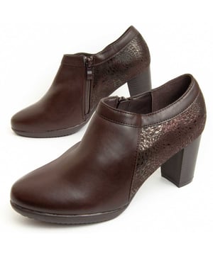 Botines de tacón para mujeres. Ajuste cómodo. Fabricados con materiales veganos. Elaborados por otras marcas para nuestra marca. Medidas aproximadas: tacón de 8 cm, altura del eje de 7 cm y ancho del eje de 11 cm.