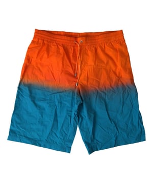 Merk: Dolce & Gabbana  
Model: Zwemshorts strandkleding  
Kleur: Oranje Blauw  
Materiaal: 100% Nylon  
Voering: 85% Nylon 15% Elastaan  
Tailleband  
Geweldige pasvorm en comfort  
Logo-details  
Gemaakt in Italië  
Materiaal: 85% Nylon 15% Elastaan