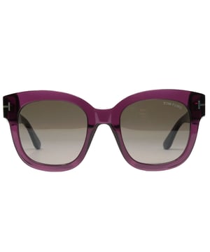 Een vleugje plezier voor je zomerdagen, maar niets ongewoons voor een Tom Ford-verzamelobject. Tom Ford paarse zonnebril perfect voor de zomer. Gemaakt in Italie, Tom Ford paarse zonnebril, lensbreedte = 52 mm, neusbrugbreedte = 22 mm, armlengte = 140 mm zonnebrillenkoker en schoonmaakdoekje inbegrepen 100% bescherming tegen UVA- en UVB-zonlicht en conform de Britse norm EN 1836:2005, zonnebril Inclusief zonnebriletui, schoonmaakdoekje en onderhoudsinstructies Tom Ford FT0613/S 69K Beatrix-02 zonnebril