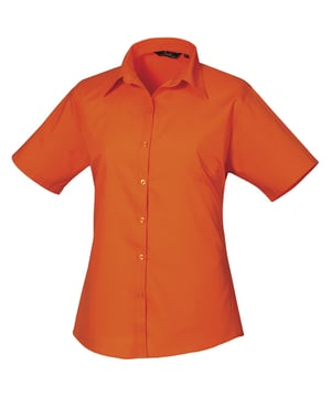 Zachte kraag styling. Afgeronde onderzijde. Uitgeruste styling met bustdarts en rugpijltjes. Easycare stof, korte mouwen. Geparelmoerde knoppen op lichtblauw en wit. Zelfkleurige knoppen op overige. Stof 65% Polyester, 35% Katoen. Gewicht 105 gsm.