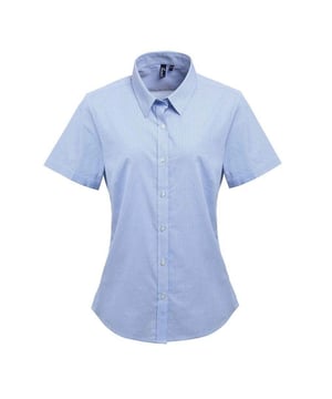 100% Baumwolle Popeline. Stoff: Gingham, Soft Touch, garngefärbt. Muster: Mikrokariert. Schließung: Button-Down. Ausschnitt: Kragen. Saum: Geschwungen. Ärmel-Typ: Kurzärmelig. Abnäher hinten, Rückenpasse, durchsichtige Knöpfe, pflegeleicht, Abnäher vorne. Passform: Tailliert. 115gsm. Nachhaltigkeit: Amfori, BSCI, REACH, Sedex, WRAP zertifiziert. Geeignet für: Stickerei, Siebdruck, Transferdruck.