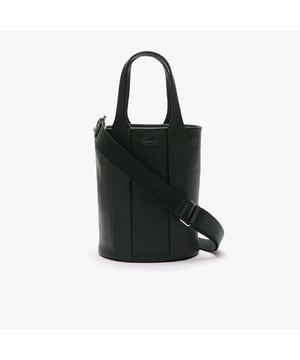 Dames Lacoste City Court bucket bag van grainleer met afneembare riem Verfijnde lijnen, een tijdloos ontwerp en eersteklas leer: Deze City Court bucket bag is een les in Lacoste elegantie. Een praktisch veelzijdig iconisch stuk met een afneembare riem: draag hem op jouw manier.- Afmetingen: L6.3 x H8.7 x D5.5 inch - L16 x H22 x D14.5 cm - Grain lederen buitenkant - Afneembare riem: 28'' - 51'' - 70cm - 130cm - 3 binnenzakken - Krokodil op voorzijde- Ref: NF4517IE-B43