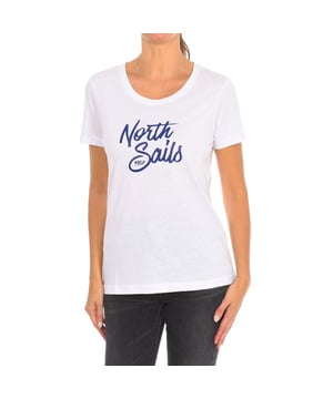 North Sails Kurzarm-T-Shirt.
 Rundhalsausschnitt mit geripptem Abschluss.
 Markenprint auf der Vorderseite.
 Nähte im Farbton gehalten.
 Zusammensetzung: 100% Baumwolle
 Pflege:
Bei maximaler Temperatur von 30º waschen.
 Bei mittlerer Temperatur bügeln.
 Keinen Trockner verwenden.
 Kein Bleichmittel verwenden.
 Nicht chemisch reinigen.