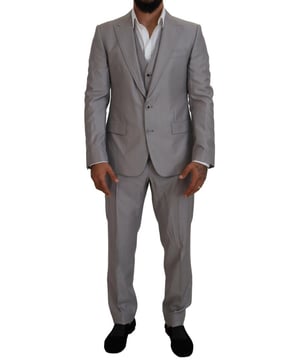 100% Authentischer Dolce & Gabbana Anzug  
Farbe: Silber einfarbig  
Stil: Einreiher 3-teiliger Anzug; beinhaltet Blazer, Hose und Weste  
Verschluss: Zwei-Knopf-Verschluss  
Passform: Slim Fit  
Zwei Innentaschen  
Ein offener Schlitz hinten  
3-Wege-Hosenreißverschluss  
Hergestellt in Italien  
Material: 82% Wolle, 18% Seide  
Futter: 85% Seide, 15% Viskose