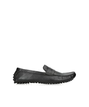 This Rocky flat shoe from KG Kurt Geiger is crafted from a black leather with texture. There is a cut out strap across the toe and statement tread.