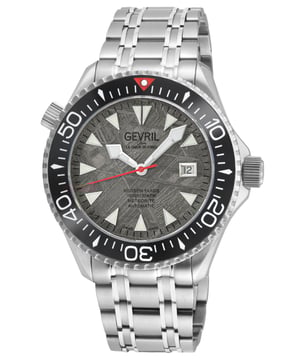 El reloj automático masculino Gevril 48832B Hudson Yards es una obra maestra que combina diseño y funcionalidad. Parte de la Colección Divers, se inspira en el vibrante lado oeste de Manhattan. Con siete estilos distintivos, se adapta tanto a la exploración submarina como a la alta cocina. Las esferas del reloj vienen en clásicos negro, verde vibrante o azul de buceador, combinadas con acero inoxidable dorado o plateado. Alimentado por los movimientos automáticos suizos de Sellita, cuenta con una resistencia al agua de hasta 300 metros y una válvula de liberación de helio.

La pulsera, que asemeja una vía de tren bien diseñada, es duradera y elegante. Los marcadores luminosos y un bisel giratorio de cerámica añaden un toque especial. Este reloj trasciende desde las profundidades oceánicas hasta alturas de estrellas Michelin, epitomizando la opulencia y la funcionalidad. Las características clave incluyen una caja de acero inoxidable de 43 mm, bisel de carburo negro, función de fecha/día, fondo de caja de exhibición y una pulsera de extensión para buceo en IPYG de dos tonos. Con cristal de zafiro anti-reflejante, es resistente al agua hasta 300 metros, impulsado por el movimiento automático suizo Sellita SW220-1.