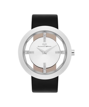 This extraordinary women's watch by Rhodenwald & Söhne is a tribute to the traditional skeleton watch, which is reinterpreted here: the faceted glass reveals a look at the wrist's wrist between the bezel and dial. Another sophisticated design element are the four distinctive line indices, decorated with crystals from Swarovski®, which also serve as a connection between the stainless steel bezel and the Sunray dial of the same color. The game with the light continues consistently on the lacquer -sealed leather bracelet. A stainless steel case and mineral glass make the watch a hard -wearing companion.
