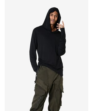 El color uniforme de este suéter lo hace extremadamente versátil y adecuado para una variedad de estilos, tanto casuales como más elegantes, lo que lo convierte en un elemento indispensable en cualquier armario.

Un suéter fino hecho de materiales de alta calidad es ideal para días más fríos, proporcionando confort térmico sin sensación de pesadez y ajustándose perfectamente a la silueta.

El diseño más largo del suéter añade elegancia y proporciona calor adicional, además de combinar bien con leggings, jeans o faldas, destacando la silueta femenina.

El capucha no solo es práctico, protegiendo contra el viento y la lluvia, sino que también le da al suéter un carácter deportivo y relajado, perfecto para salidas diarias.

Un cinturón decorativo en la parte trasera con un elemento de marca es un detalle sutil pero elegante que otorga al suéter un carácter único y destaca su exclusividad.

Los cordones decorativos en la parte inferior del suéter son un acento interesante que permite ajustar el ancho, aumentando la comodidad de uso y añadiendo un aspecto moderno al suéter.

Producido en Italia, lo que garantiza la más alta calidad de fabricación y atención a cada detalle, algo característico de la artesanía italiana.