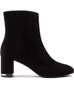 Voer je schoenenspel op en stap uit de rij. met de Noranas enkellaarsjes van Ted Baker. Gemaakt van luxueus suède leer. ze bieden zowel stijl als comfort. Het strakke ontwerp wordt aangevuld met een chique blokhak en goudkleurige hielversiering. waarmee u gemakkelijk van dag naar nacht kunt gaan.