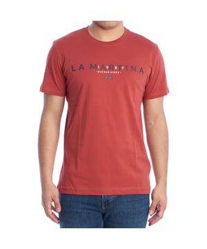 Camiseta de hombre manga corta de La Martina.

Una pieza esencial en el armario masculino, esta camiseta de manga corta para hombre destaca por su estética contemporánea y su calidad superior.

Detalles:

- Confeccionada en algodón suave y ligero, ideal para garantizar frescura y confort.
- Presenta un logotipo distintivo de La Martina en el pecho.
- Corte regular.
- Cuello redondo clásico y costuras reforzadas que aseguran durabilidad y resistencia.
- Perfecta para combinar con vaqueros o bermudas, ideal para looks casuales.

Esta camiseta de manga corta para hombre de La Martina ofrece un equilibrio impecable entre funcionalidad y diseño. Su confección en algodón de alta calidad y detalles únicos hacen de esta prenda una elección confiable para cualquier ocasión.
 Composición: 100% Algodón
 Cuidados:
- Lavar máximo a 30°C en ciclo delicado.
- No usar lejía ni blanqueadores.
- Planchar a baja temperatura, preferiblemente del revés.
- No usar secadora.